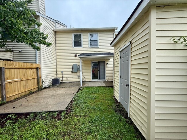 Building Photo - Modern Comfort Meets Convenience – Renovat...