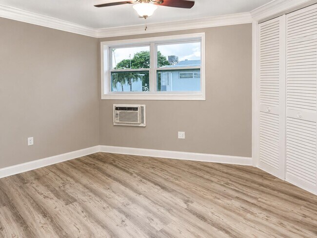 Building Photo - 1723 NE Miami Gardens Dr