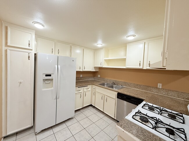 Building Photo - 9813 Caspi Gardens Dr