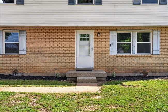 Building Photo - Pet Friendly Three Bedroom!