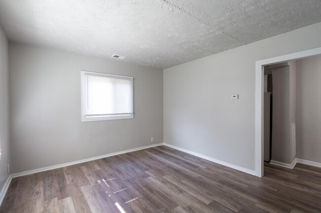 Building Photo - EAST SIDE 2 BEDROOM AVAILABLE NOW!