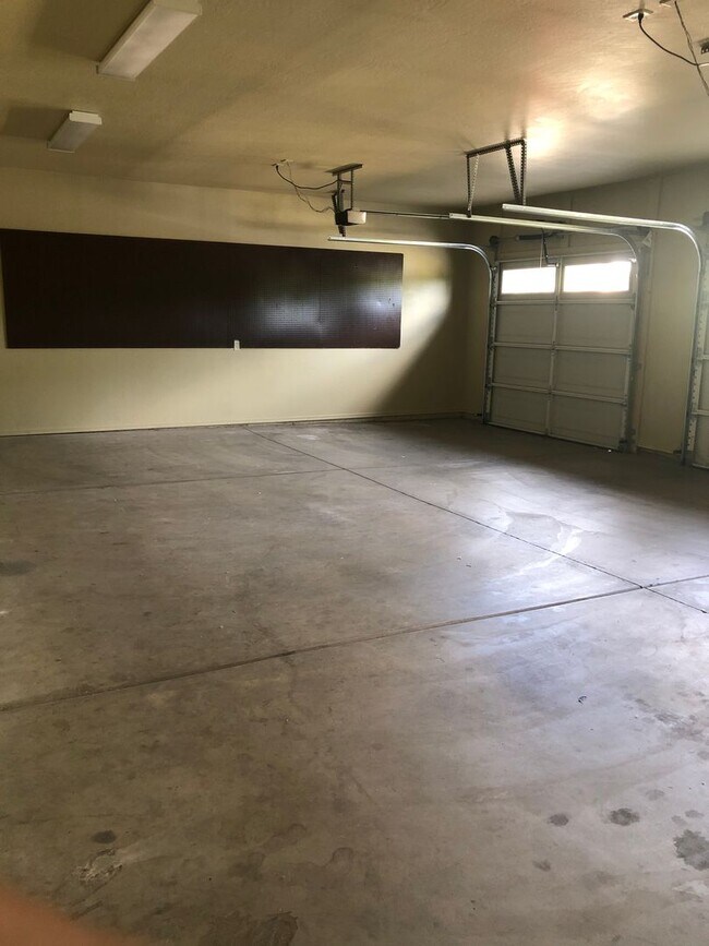 Building Photo - Four Bedroom Home w/3 Car Garage in Prescott