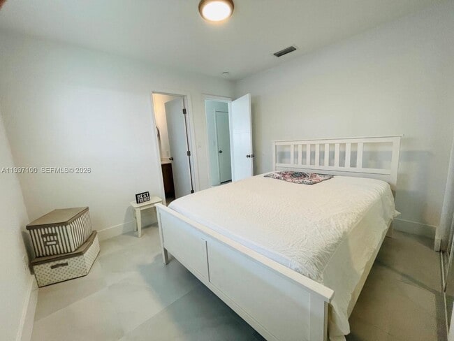 Building Photo - 1515 NE 110th St