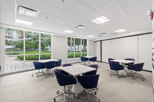 Building Photo - 2500 Parkview Dr