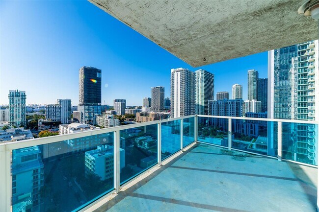 Building Photo - 700 NE 25th St