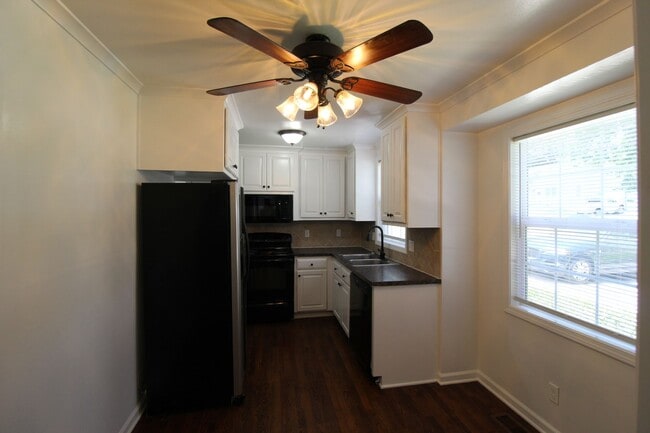 Building Photo - 2 Bedroom 1 Bath Home in Roeland Park