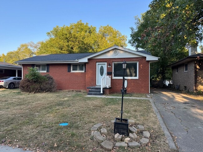Building Photo - 3br 1bthr 1cr garage fenced in back yard
