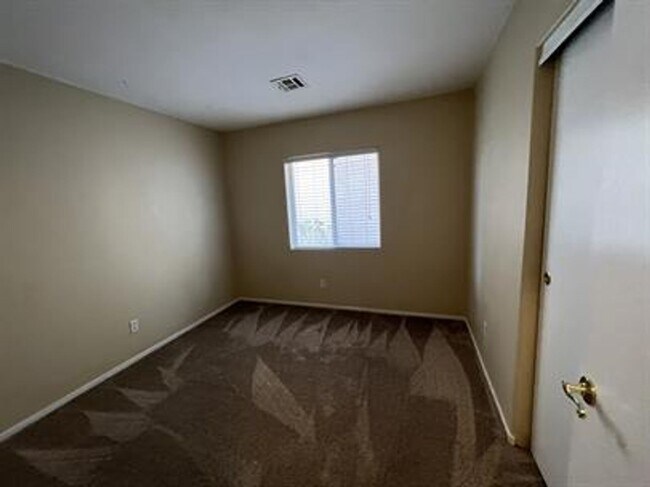 Building Photo - Great Single Story in Silverado Ranch Area
