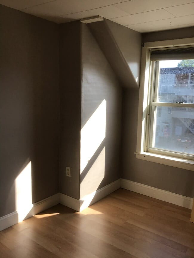 Building Photo - Spacious, Family Friendly, In-Town Home