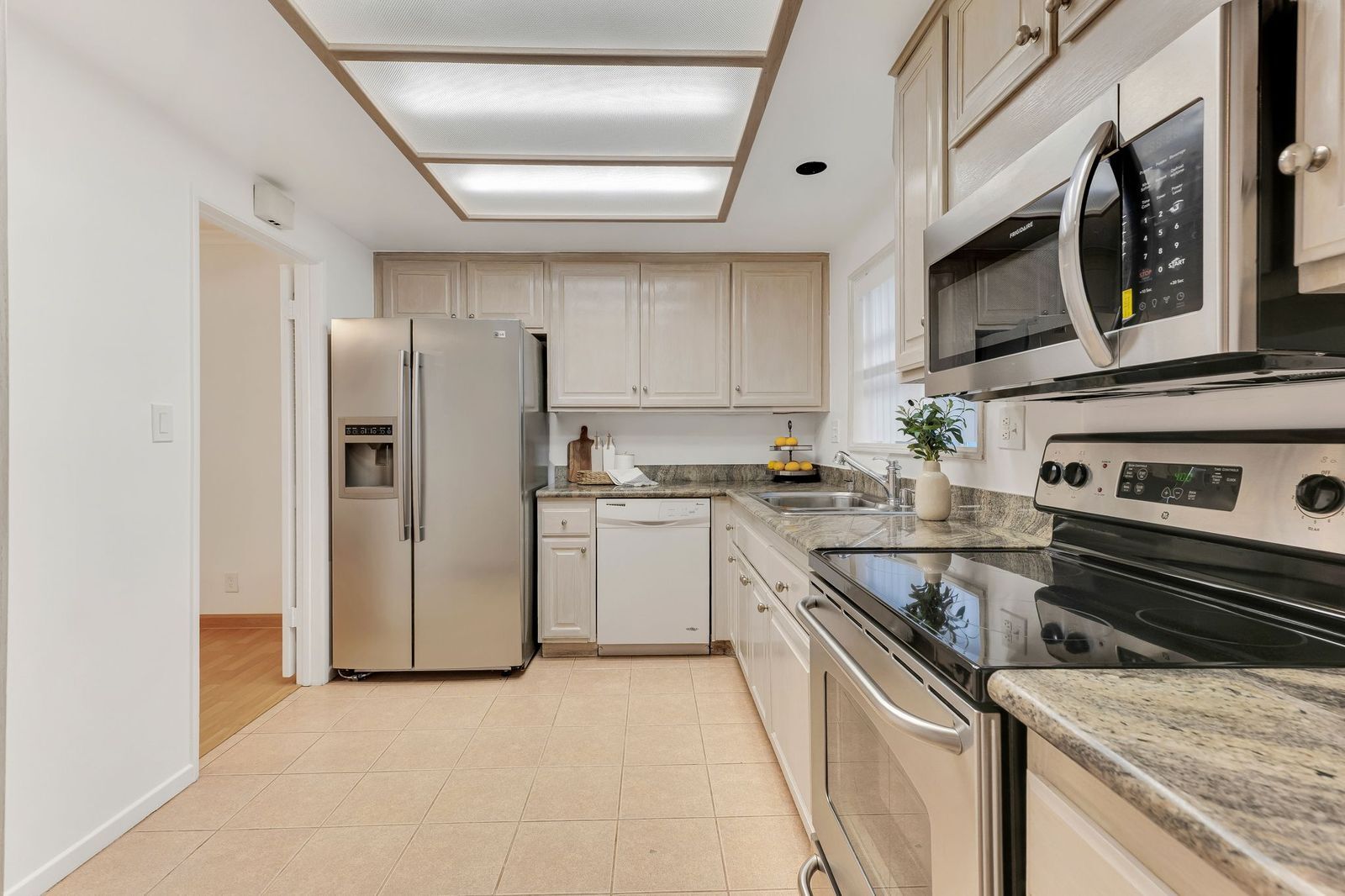 Building Photo - 4950 Louise Ave