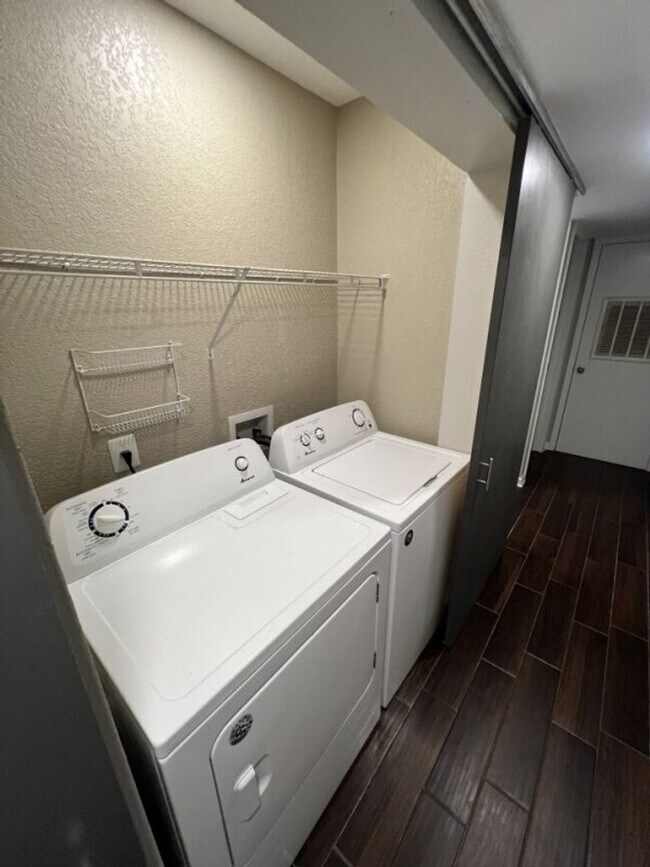 Building Photo - Fully Renovated 3 Bedroom Apartment in Pri...