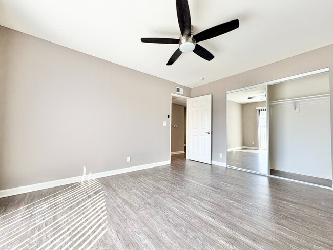 Building Photo - Modern 1BR in Valley Glen w/ Fireplace + Balcony