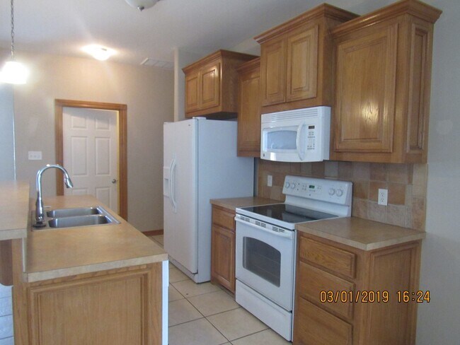 Building Photo - PET FRIENDLY WITH OWNER APPROVAL!!