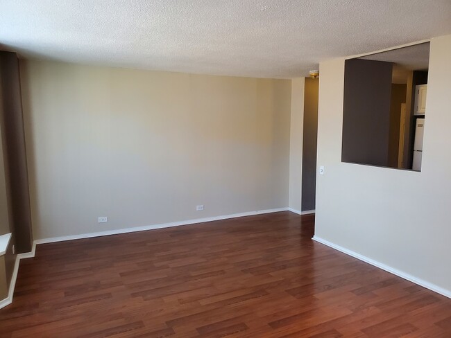 Building Photo - 899 S Plymouth Ct