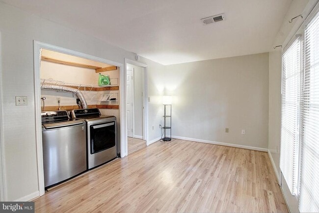 Building Photo - 42 Victoria Square