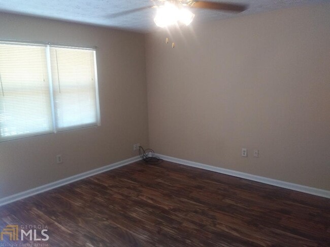 Building Photo - 82 Paris Cir