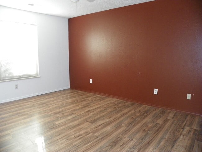 Building Photo - 823 Country Club Dr SE