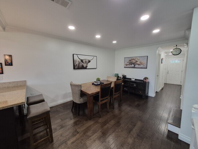 Building Photo - 5313 Sevilla Ct