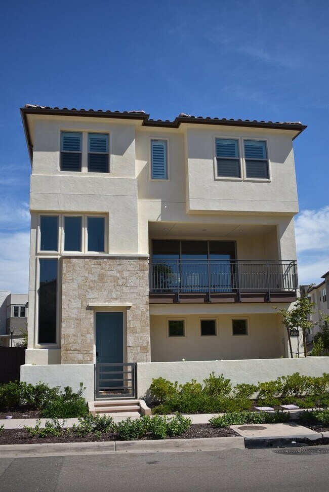 Building Photo - 3 Story 4 Bedroom 3.5 Bath Home in Del Sur...