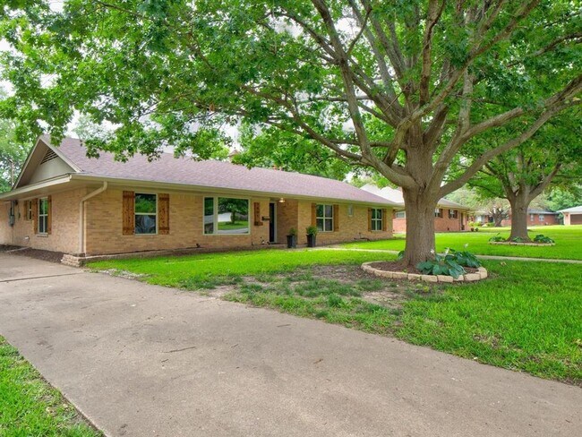 Building Photo - 1405 Yarborough Dr