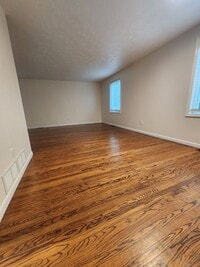 Building Photo - For Rent – Beautiful 3-Bedroom Split-Level...