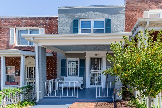 Building Photo - Trinidad Rowhome | 2 Bed | 1 Bath | 800 Sf | Large Fenced-In Front Porch & Fenced-in Backyard | 2...