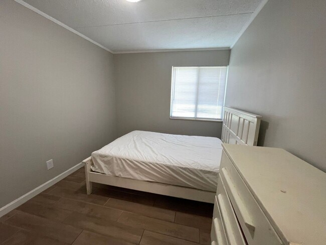 Building Photo - 2 Bedroom and 1 Bath Condominium.  Conveni...