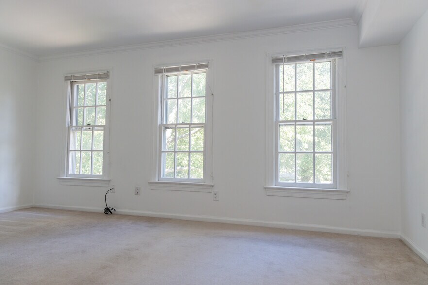 Building Photo - 817 Botetourt Gdns