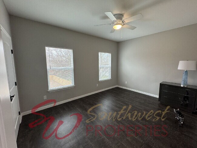 Building Photo - Modern 3 Bed / 3 Bath Duplex Near Campus – Lawncare Included!