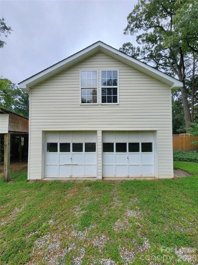 Building Photo - 1421 Oakshade Ave