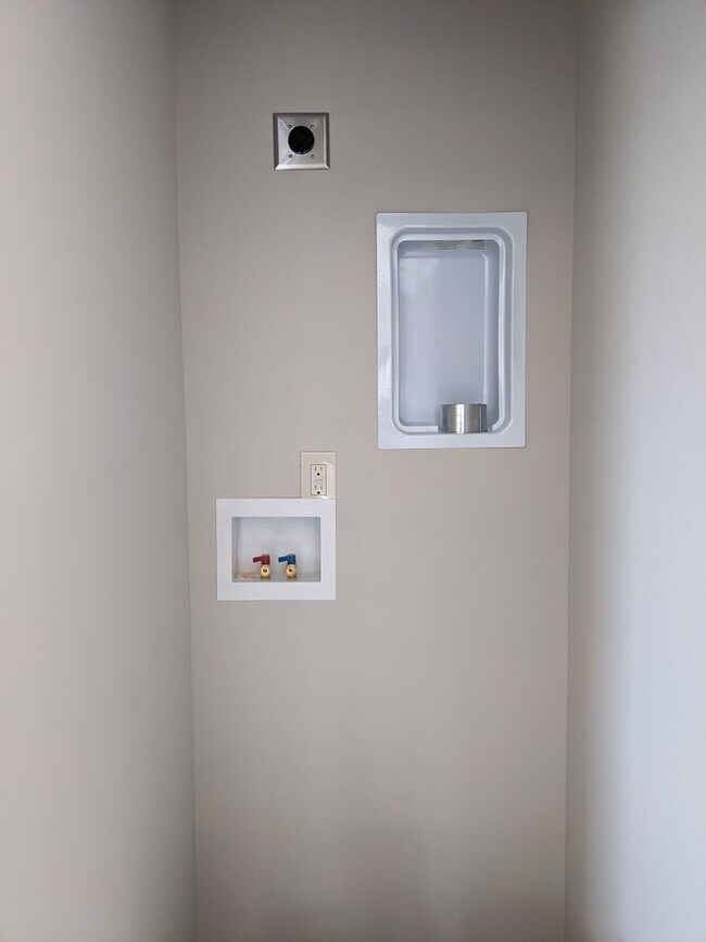 Building Photo - Weaverville Rental!