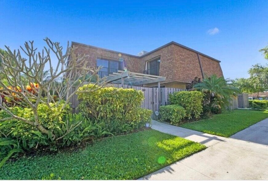 Building Photo - 3134 SW 20th Ter