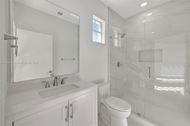 Building Photo - 6841 SW 71st Ave