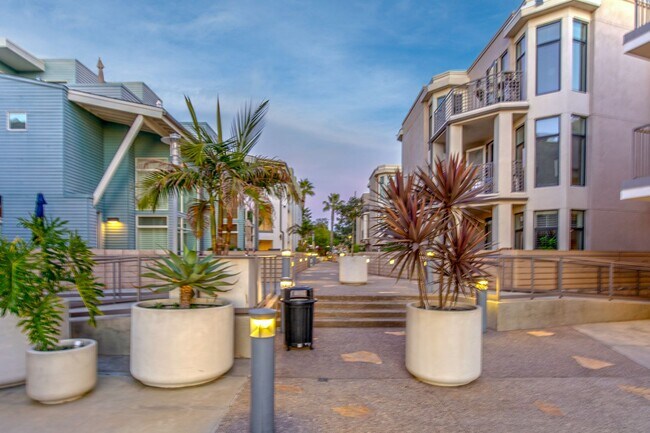 Building Photo - 5440 La Jolla Blvd