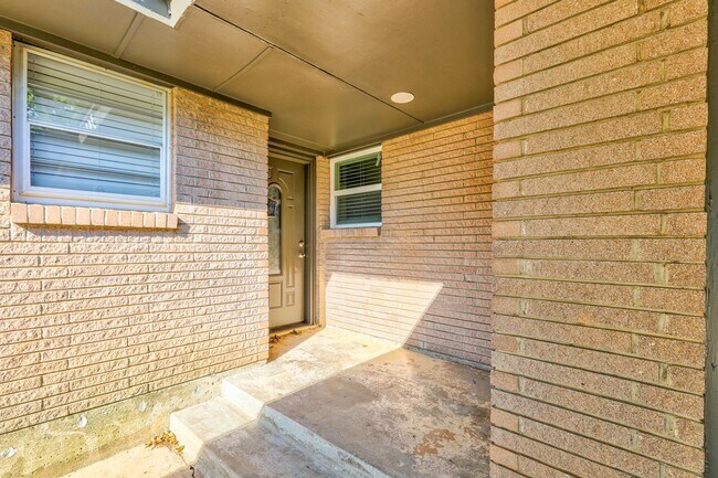 Building Photo - Spacious Elegance: Open Floor Plan, Dual V...