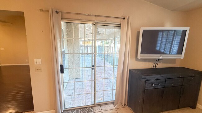 Building Photo - 3-bedroom, 2-bathroom home located in the ...