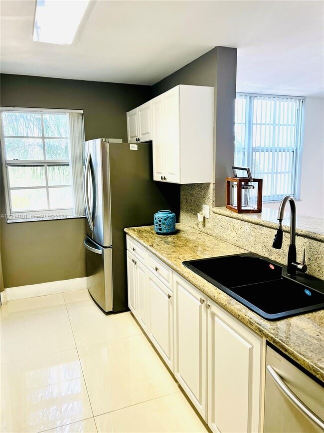 Building Photo - 19901 E Country Club Dr