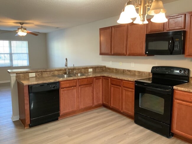 Building Photo - 2 Bedroom 2.5 Bathroom Townhome located in the The Gables!