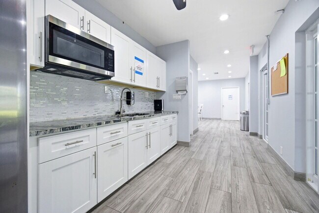 Building Photo - 3507 Oaks Way