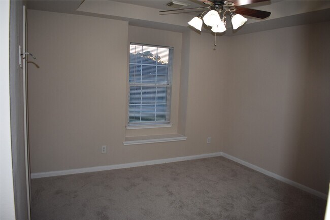 Building Photo - 16048 Limestone Lake Dr