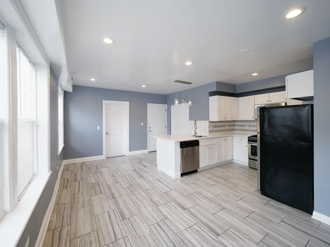 Building Photo - 3309 W Bryn Mawr Ave