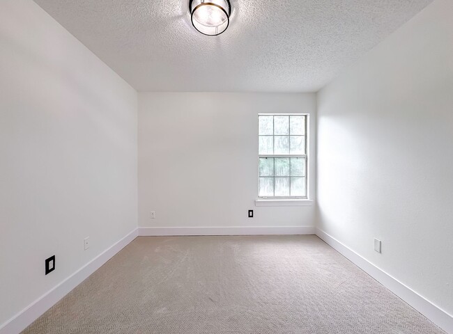 Building Photo - 4 BEDROOM 2.5 BATHROOM HOME IN OX-BOTTOM M...