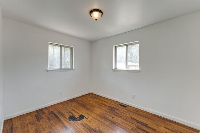 Building Photo - 1010 N Hickory St