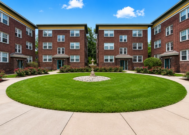 Building Photo - Roanoke Court Apartments