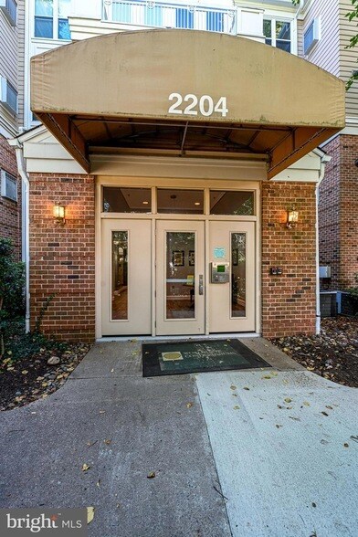 Building Photo - 2204 Westcourt Ln