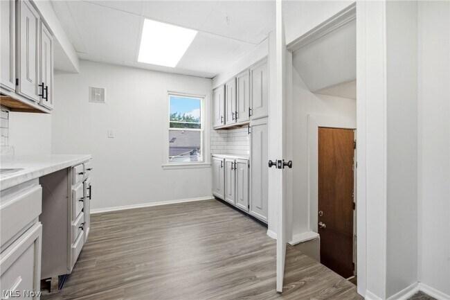 Building Photo - 975 Corwin Ave