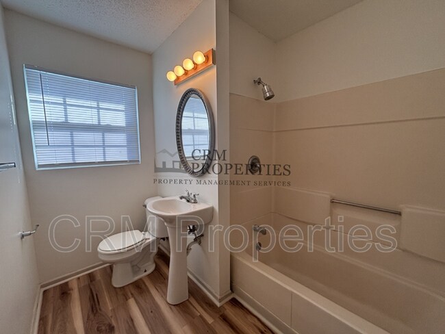 Building Photo - 1008 E Fischer St