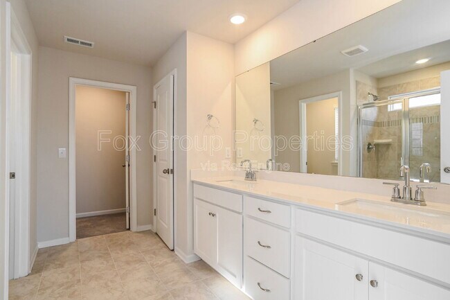 Building Photo - 6295 Fairfax Ct