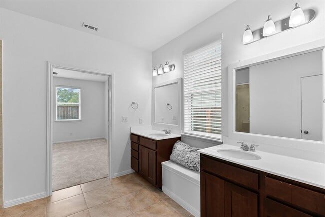 Building Photo - 213 Michaelis Dr