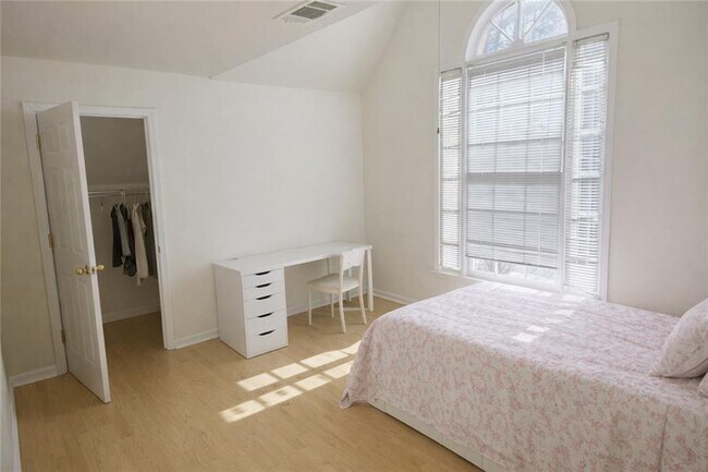 Building Photo - 1209 Wildcliff Cir